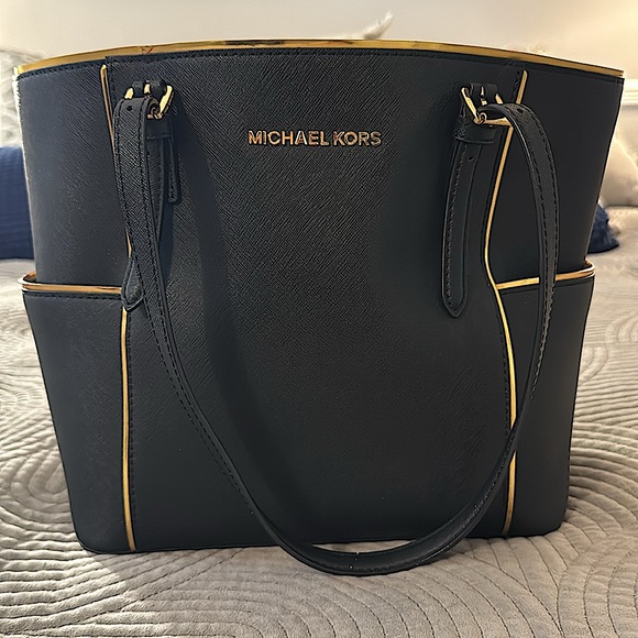 🎉 HP 🎉 Michael Kors Black Tote/Gold Trim - Picture 7 of 10